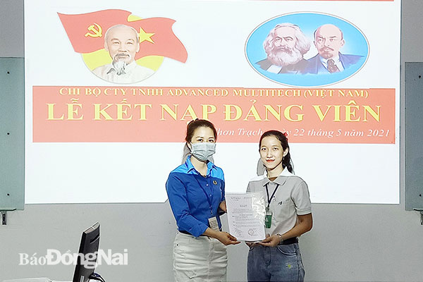 Trong tháng 5-2021, một quần chúng ưu tú của Công ty TNHH Advanced Multitech Việt Nam (Khu công nghiệp Nhơn Trạch 3) đã vinh dự được kết nạp vào Đảng. Hiện nay, Chi bộ công ty có 15 đảng viên. Ảnh: Phương Hằng