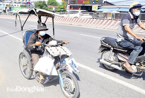 Ông Tám Hoàng (quê tỉnh Đồng Tháp) với chiếc xe lăn làm phương tiện bán vé số dạo mưu sinh. Ảnh: Thanh Hải