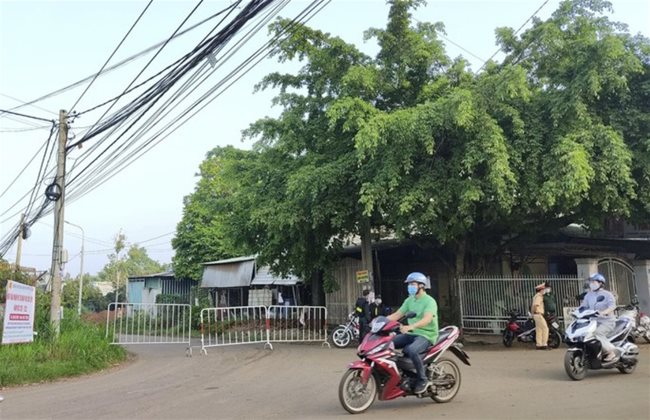 Authorities lock down a site in Long Khanh City in Dong Nai Province after detecting a suspected case in the city. The Dong Nai Center for Disease Control this morning, June 19, reported two suspected cases who live in Long Khanh City and Vinh Cuu District - PHOTO: NLDO