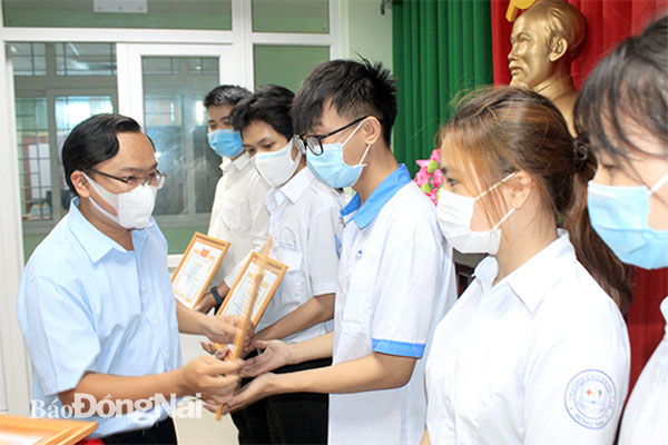 Đại diện Tỉnh đoàn trao giải cho các tác giả, đại diện nhóm tác giả tham gia chung kết cuộc thi Ý tưởng/giải pháp tình nguyện sinh viên tỉnh lần thứ III. Ảnh: Nga Sơn