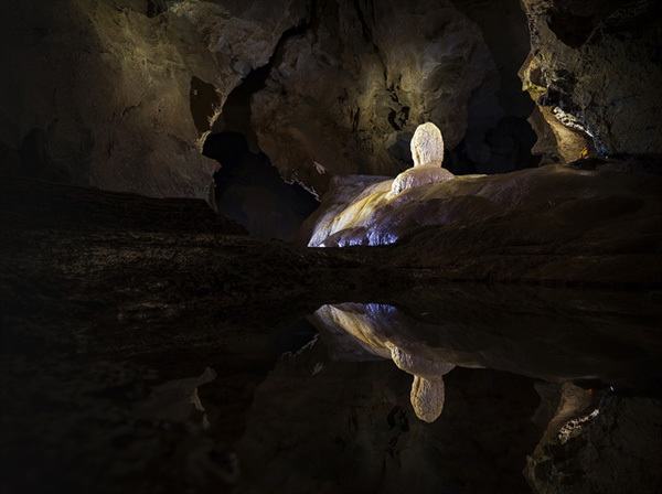 Inside Cha Loi Cave, there is a statue of a general formed entirely from nature. 