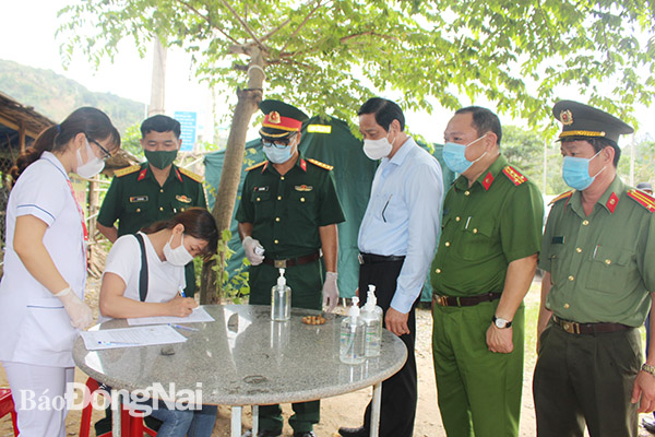 Phó chủ tịch UBND tỉnh Võ Văn Phi kiểm tra công tác phòng dịch tại chốt kiểm dịch số 8 giáp ranh H.Tân Phú và Đạ Oai, tỉnh Lâm Đồng