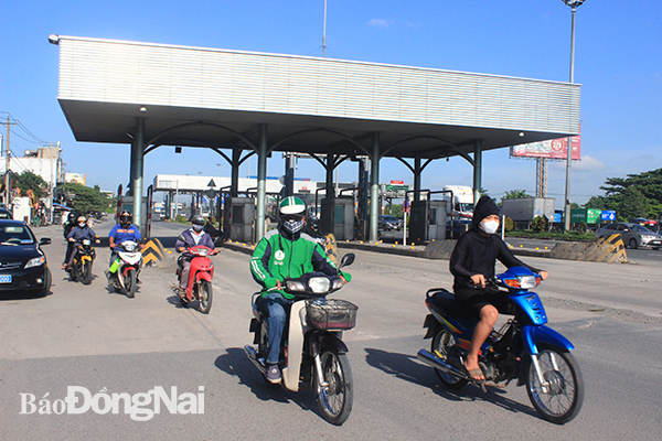 Rất đông xe cộ lưu thông từ TP.HCM về Đồng Nai đoạn qua chốt kiểm soát cầu Đồng Nai.