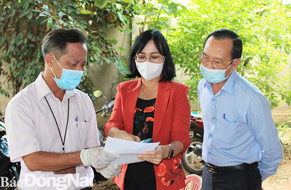 Đồng chí Nguyễn Thị Hoàng (giữa), Phó chủ tịch UBND tỉnh trao đổi với đại diện lực lượng đang làm nhiệm vụ tại chốt kiểm soát dịch bệnh số 14 (đoạn cuối xã Bàu Cạn giáp ranh với H.Châu Đức, tỉnh Bà Rịa - Vũng Tàu)