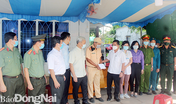 Bí thư Tỉnh ủy Nguyễn Phú Cường và Phó Chủ tịch UBND tỉnh Thái Bảo thăm hỏi, tặng quà cho các cán bộ, nhân viên tại các trạm kiểm soát phòng chống dịch bệnh