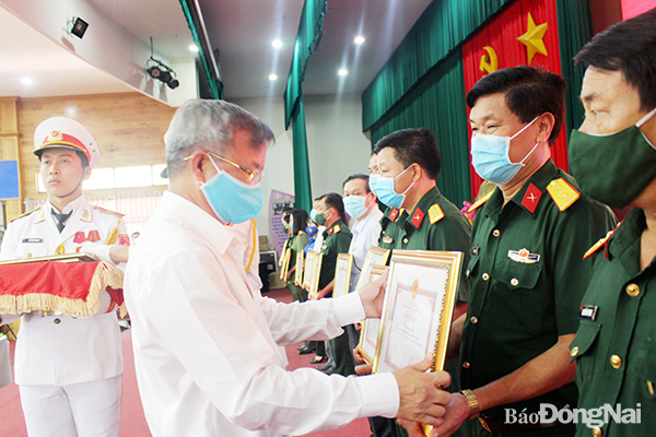 Chủ tịch UBND tỉnh, Chủ tịch Hội đồng Nghĩa vụ quân sự tỉnh Cao Tiến Dũng khen thưởng các tập thể, cá nhân thực hiện tốt Luật Nghĩa vụ quân sự thời gian qua. Ảnh: N.Hà