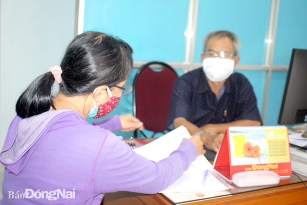 Luật sư Ngô Văn Định, Phó giám đốc Trung tâm Tư vấn pháp luật tỉnh (Hội Luật gia tỉnh) tư vấn pháp luật về hôn nhân - gia đình cho một người dân. Ảnh: Đ.Phú