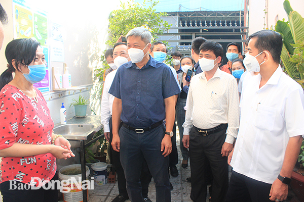 Đoàn kiểm tra của Bộ Y tế kiểm tra khu nhà trọ ở P.Long Bình, TP.Biên Hòa.