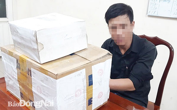 Một đối tượng tội phạm ma túy bị bắt giữ cùng tang vật. Ảnh: Trần Danh