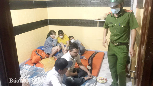 Nhóm thanh niên sử dụng ma túy trong một phòng trọ ở P.Long Bình Tân (TP.Biên Hòa) bị Công an TP.Biên Hòa bắt quả tang. Ảnh: Trần Danh