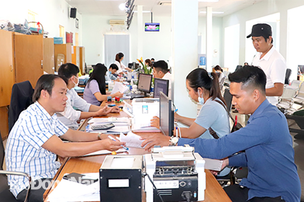 Văn phòng Một cửa H.Cẩm Mỹ luôn có nhiều người đến chuyển nhượng đất đai (ảnh chụp vào tháng 4-2021)