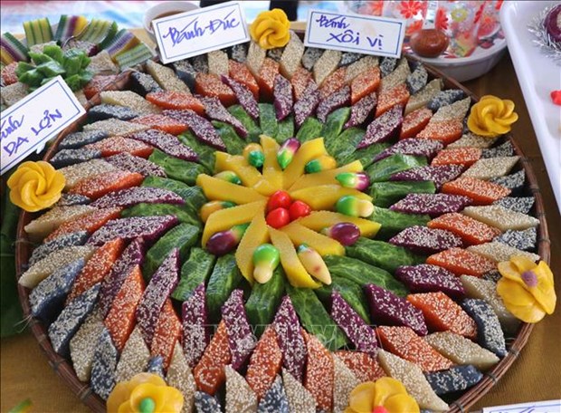 A tray of Vietnamese traditional cakes (Photo: VNA)