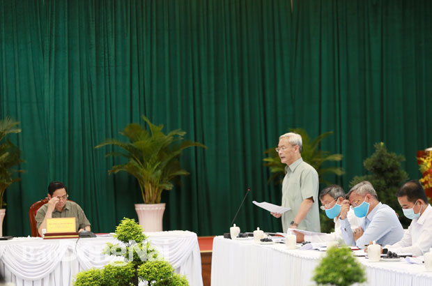 Bí thư Tỉnh ủy Nguyễn Phú Cường báo cáo tỉnh hình kinh tế - xã hội 6 tháng đầu năm 2021 (Ảnh: Huy Anh)