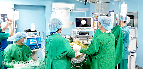 Các bác sĩ thực hiện ca phẫu thuật  nội soi 2 trong 1