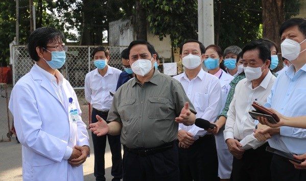 Prime Minister Pham Minh Chinh (second from left) inspects COVID-19 prevention and control efforts in Binh Duong province (Photo: VNA)