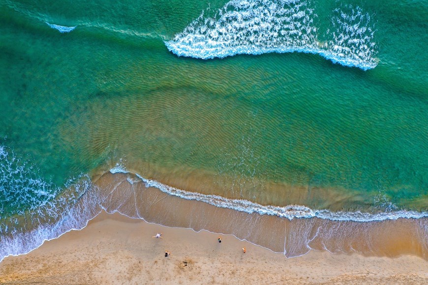 My Khe beach is famous for its white sand-banks, mild waves and crystal blue sea.