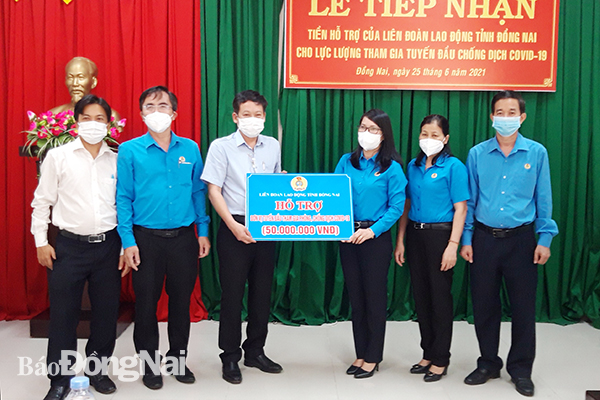 Chủ tịch LĐLĐ tỉnh Nguyễn Thị Như Ý trao tiền hỗ trợ Trung tâm Kiểm soát dịch bệnh tỉnh