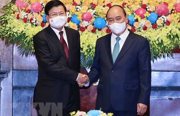 Vietnamese President Nguyen Xuan Phuc (right) and Lao Party General Secretary and State President Thongloun Sisoulith.