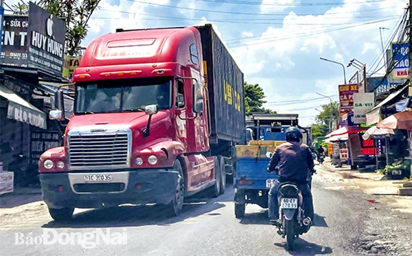 Đường Phùng Hưng (giáp ranh TP.Biên Hòa - H.Long Thành) có bề ngang nhỏ hẹp, mỗi bên chỉ có một làn hỗn hợp, khiến các phương tiện lớn nhỏ di chuyển sát nhau, rất dễ xảy ra xung đột giao thông. Ảnh: Đ.Hồ