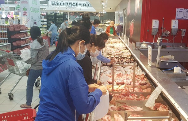 Supermarkets in Đồng Nai Province are ensuring the supply of essential goods and fresh food during the social distancing period. File photo from baodongnai.com.vn  