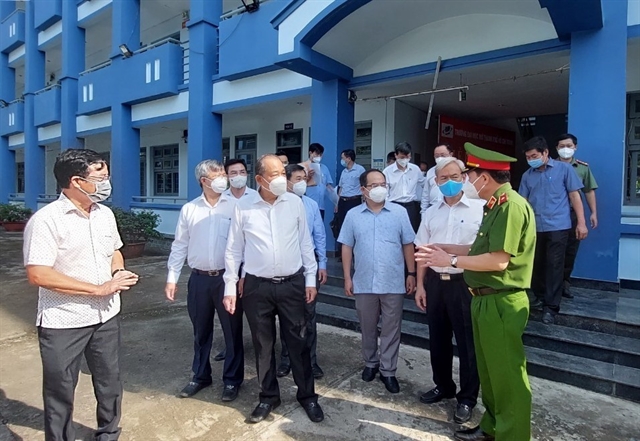 Deputy Prime Minister Trương Hòa Bình (third from left) visits the No 3 COVID-19 Treatment Field Hospital in the southern province of Đồng Nai on Monday. VNA/VNS Photo