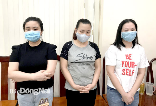 Đối tượng Hoàng Thị Kiều Trang (bìa trái) cùng đồng phạm bị công an bắt giữ. Ảnh: Tố Tâm