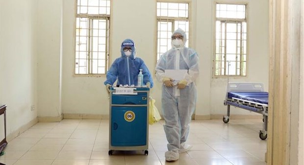Medical workers prepare room for new patients at a hospital designated for COVID-19 treatment in HCM City. (Photo: VNA)