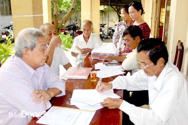 Các luật gia Hội Luật gia tỉnh tư vấn pháp luật về tranh chấp tài sản, đất đai cho người dân ở xã Phú Thạnh (H.Nhơn Trạch) vào tháng 9-2020. Ảnh: Đoàn Phú