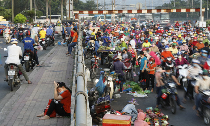 Workers of footwear maker Pouyuen Vietnam return home after work in June 2021. Photo by VnExpress/Huu Khoa.