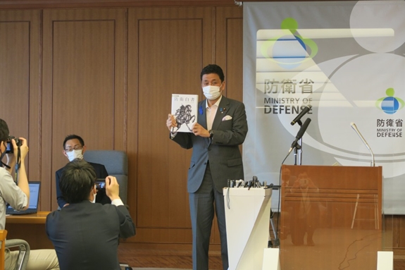 Bộ trưởng Quốc phòng Nhật Bản Nobuo Kishi giới thiệu Sách trắng quốc phòng 2021 tại cuộc họp báo ở Tokyo, ngày 13-7. Ảnh: Kyodo 