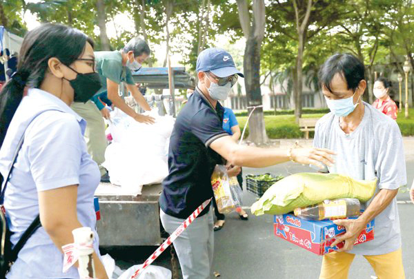 Tặng lương thực cho người dân ở khu cách ly y tế khu chợ đêm Biên Hùng của P.Trung Dũng, TP.Biên Hòa. Ảnh: Huy Anh