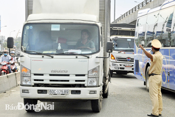 Lực lượng cảnh sát giao thông điều tiết, phân luồng giao thông tại khu vực ngã tư Vũng Tàu (TP.Biên Hòa)