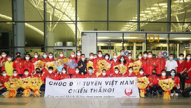 The Vietnamese sports delegation pose for a photo before leaving for Japan on late July 18 (Photo: VNA)