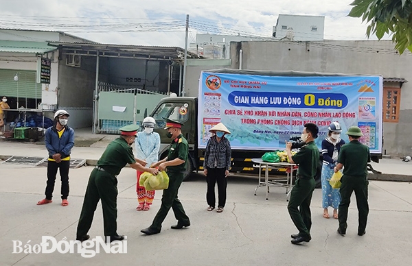 Trao tặng quà trong gian hàng lưu động 0 đồng cho người dân khó khăn xã Thạnh Phú