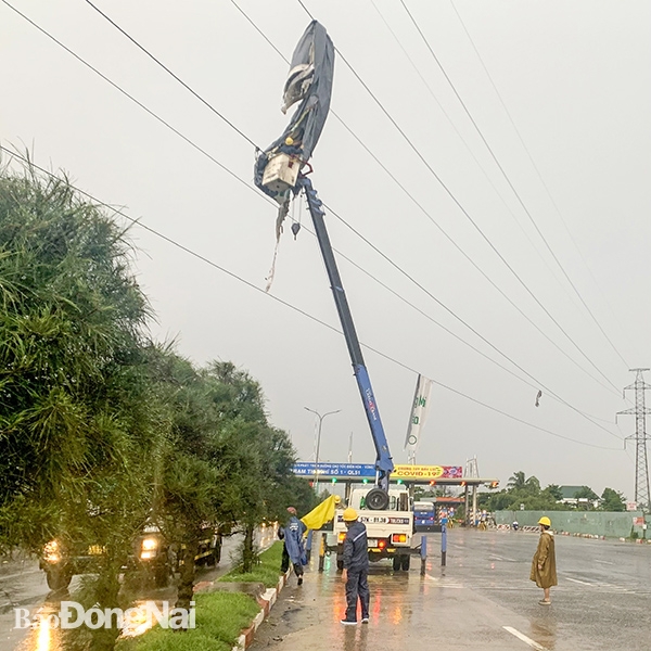 Hiện trường sự cố chiều 19-7, sau cơn mưa, gió lớn một phần của bạt quảng cáo ven đường đã vướng trên đường dây 220 kV Long Bình (275) – Long Thành (273) nằm dọc Quốc lộ 51 (P.Tam Phước, TP.Biên Hoà). Ảnh: CTV.