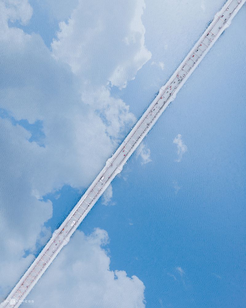 Truong Tien Bridge, a symbol of Hue, resembles a white streak in the sky caused by a plane passing by.  Built in 1899 during the reign of King Thanh Thai, the 10th Nguyen Dynasty emperor, the 400-meter bridge across Huong (Perfume) River was designed by Gustave Eiffel, the architect who designed the Eiffel Tower in Paris and Statue of Liberty in New York.  It has undergone several repairs following natural disasters and wartime bombings.