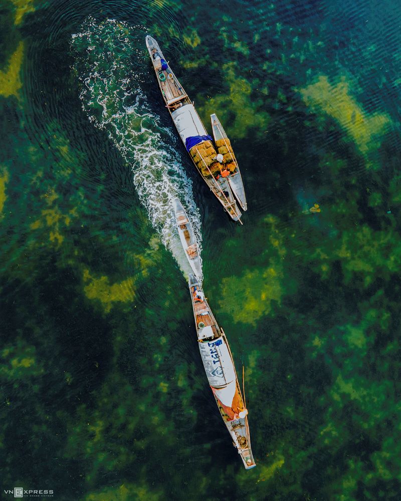 Located on Tam Giang, the largest lagoon system in Southeast Asia, Ngu My Thanh floating market in Quang Dien District is considered Hue’s busiest, with boats converging here from dawn.  Viewed from above, the thick layer of green moss at the bottom of Quang Loi lagoon, part of the Tam Giang system, can be clearly seen.