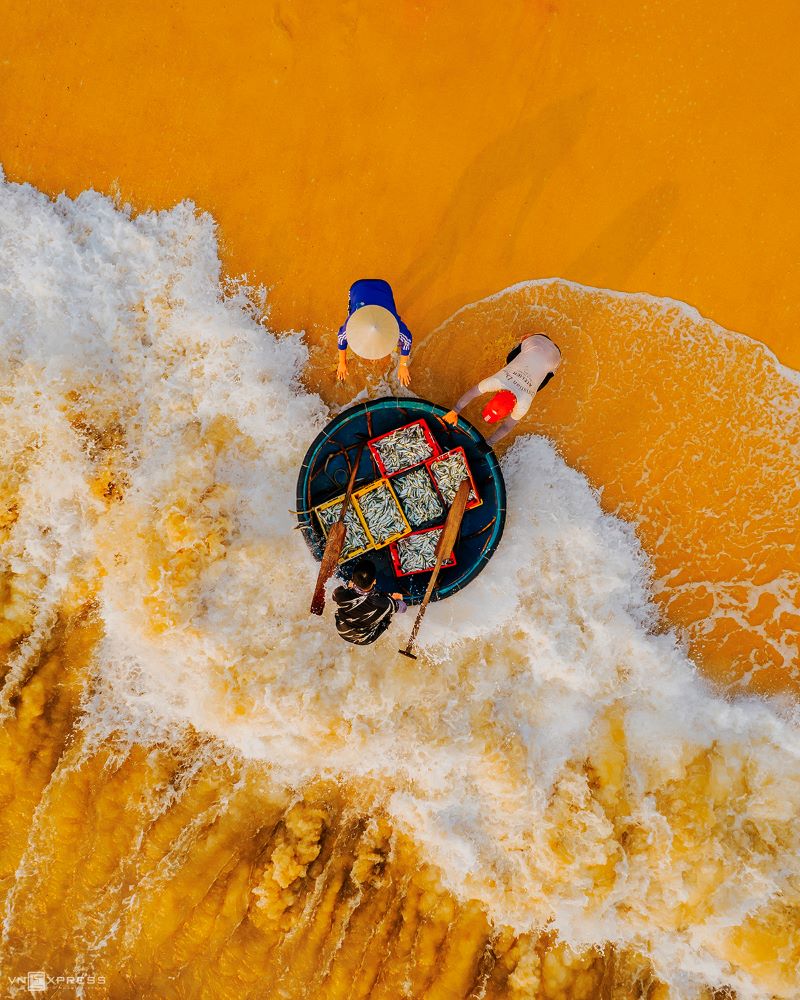 Nhan Trach fish market in Quang Binh Province, around 207 kilometers from Hue, is dyed yellow at dawn. Fishermen flock to their coral baskets, bringing fish caught the previous night to shore.