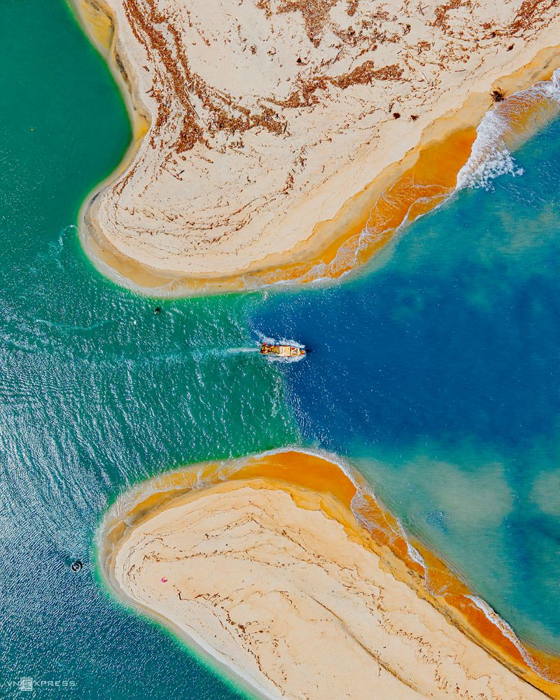 Co Luy estuary in the central province of Quang Ngai is where the river meets the sea, with two distinct water colors.