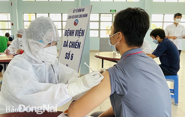Đội tiêm chủng lưu động của CDC Đồng Nai tiêm vaccine cho nhân viên y tế tại Bệnh viện dã chiến số 6.