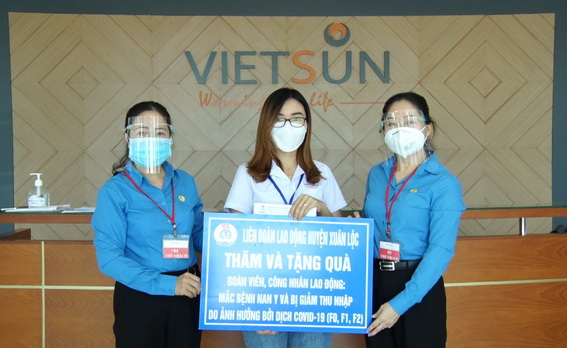  LĐLĐ huyện Xuân Lộc đã tổ chức thăm và tặng quà cho đoàn viên và người lao động khó khăn do ảnh hưởng bởi dịch Covid-19