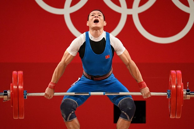 Weightlifter Thach Kim Tuan competes at Tokyo 2020 Olympics on July 25 (Photo: AFP/VNA)