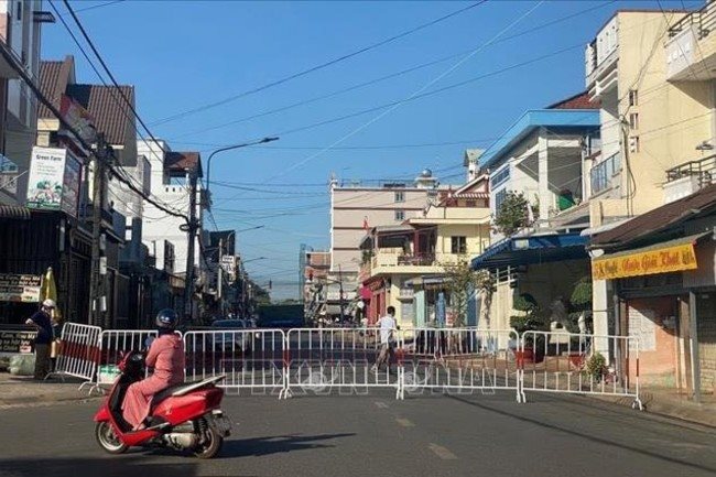 An area in Xuan Thanh Ward, Long Khanh City, Dong Nai Province, is locked down after detecting Covid-19 infections. The province will continue imposing province-wide social distancing following the prime minister’s Directive No. 16 until the end of August 1 - PHOTO: VNA