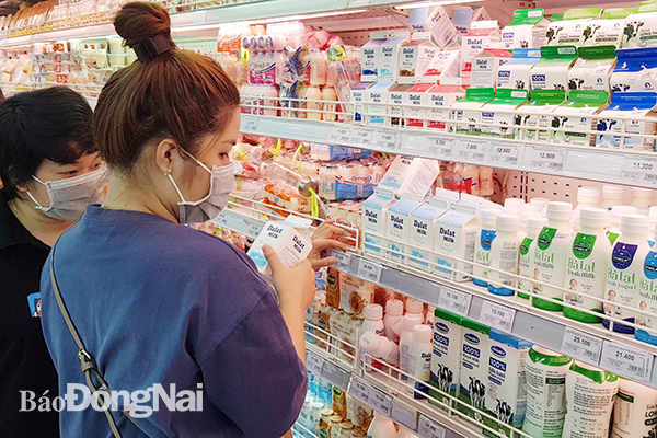 Người dân chọn mua các loại sữa tại một siêu thị ở TP.Biên Hòa. 