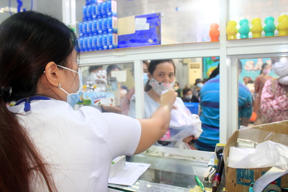 Người dân mua thuốc trị bệnh thông thường tại một nhà thuốc trên địa bàn TP.Biên Hòa