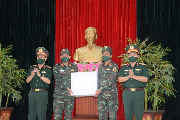 Commander of the Artillery Arms Maj. Gen. Nguyen Hong Phong (right) presents gifts to the Vietnamese artillery team at the send-off ceremony. (Photo:qdnd.vn)