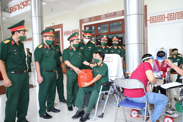 Thiếu tướng Nguyễn Xuân Sơn, Bí thư Đảng ủy, Chính ủy Trường SQLQ2 tặng quà cho cán bộ, học viên sau khi hiến máu tình nguyện