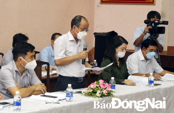 Đại diện lãnh đạo UBND H.Nhơn Trạch báo cáo tình hình dịch bệnh Covid-19 trên địa bàn huyện
