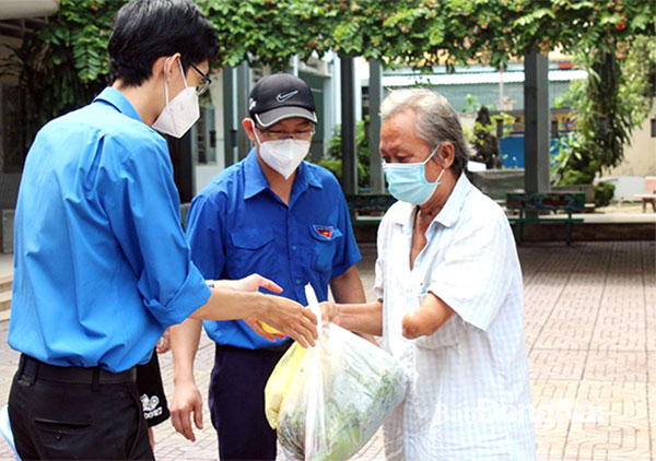 Đoàn Thanh niên P.Quang Vinh (TP.Biên Hòa) hỗ trợ thực phẩm cho người khó khăn trên địa bàn. Ảnh: Công Nghĩa