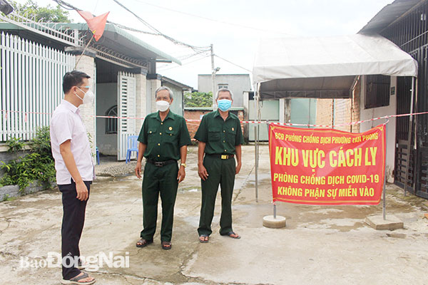 Hội viên Hội Cựu chiến binh P.Tân Phong (TP.Biên Hòa) tham gia trực chốt và tuyên truyền thực hiện 5K trong khu phong tỏa phòng, chống dịch Covid-19 trên địa bàn phường. Ảnh: Tố Tâm